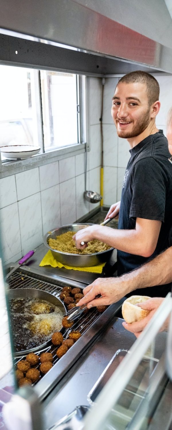 man in black crew neck t-shirt cooking